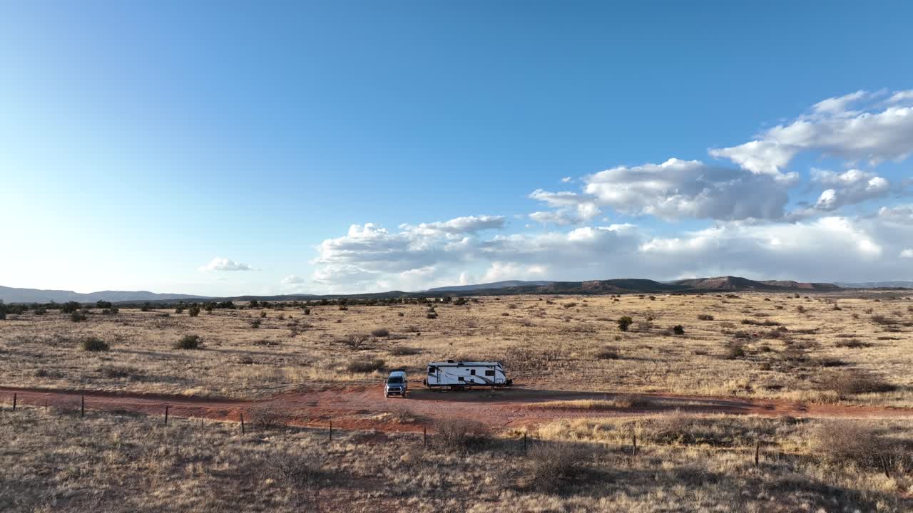 애리조나 주 세도나의 광활한 사막 풍경에 있는 캠퍼 밴으로 날아가세요