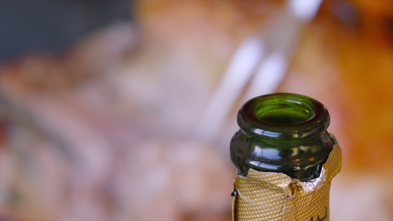 Primo piano di champagne con tacchino arrosto tagliato sullo sfondo durante il Natale o un'occasione di festa. Perfetto per promozioni festive e di party