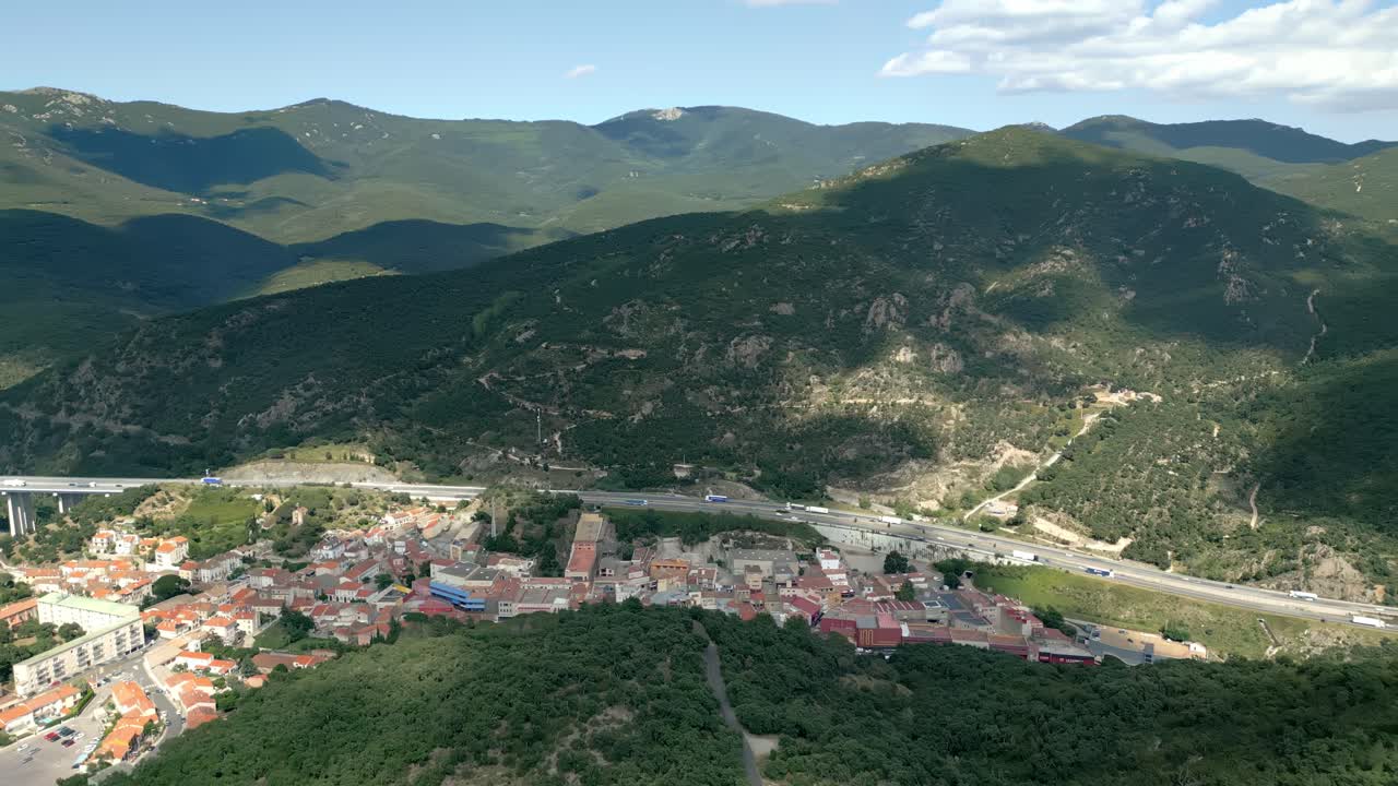Vista aerea di una città annidata tra le montagne
