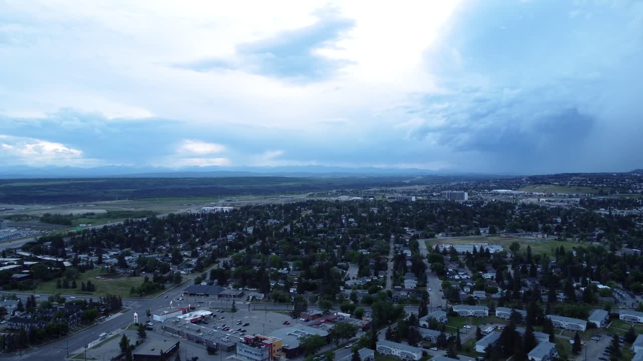 paisajes lluviosos: perspectivas aéreas del sereno verano en calgary