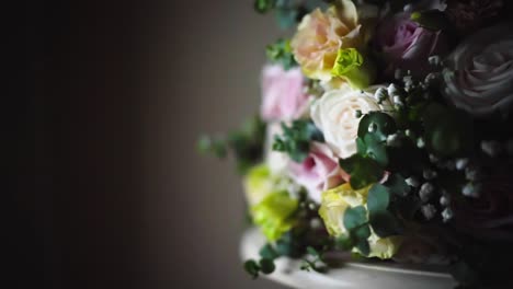 Ramo-De-Flores-Del-Día-De-La-Boda-En-La-Mesa-De-Cerca-Toma-Panorámica