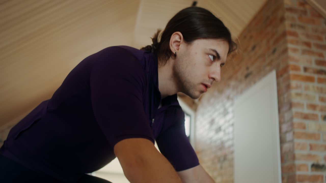 실내 사이클링 기계 에서 일 하는 사람