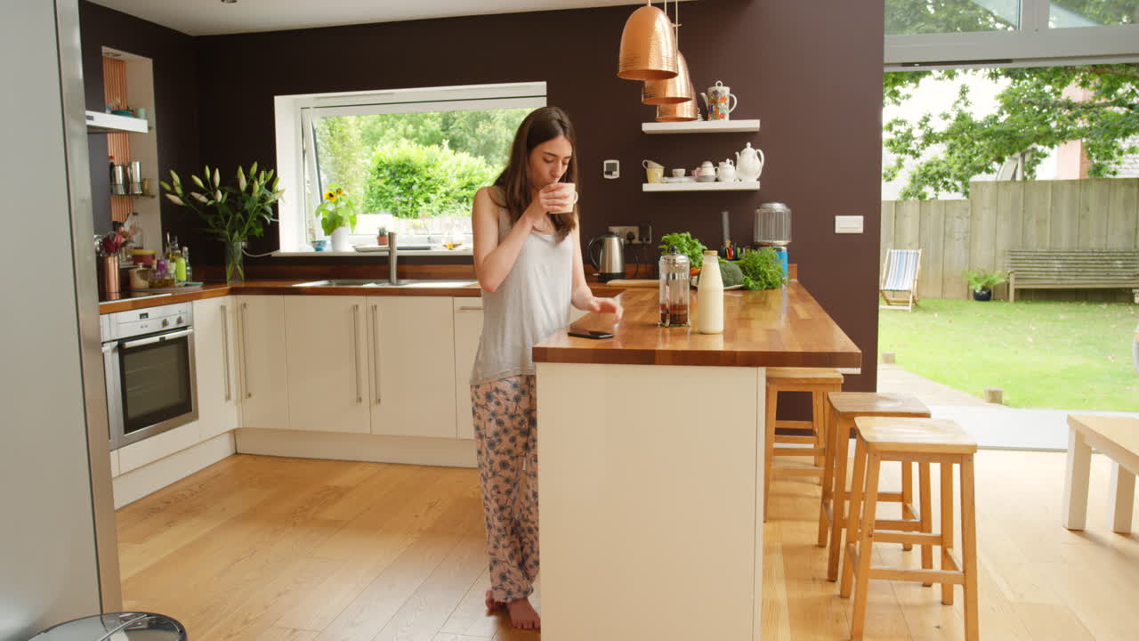 Giovane donna contenta che si versa il caffè