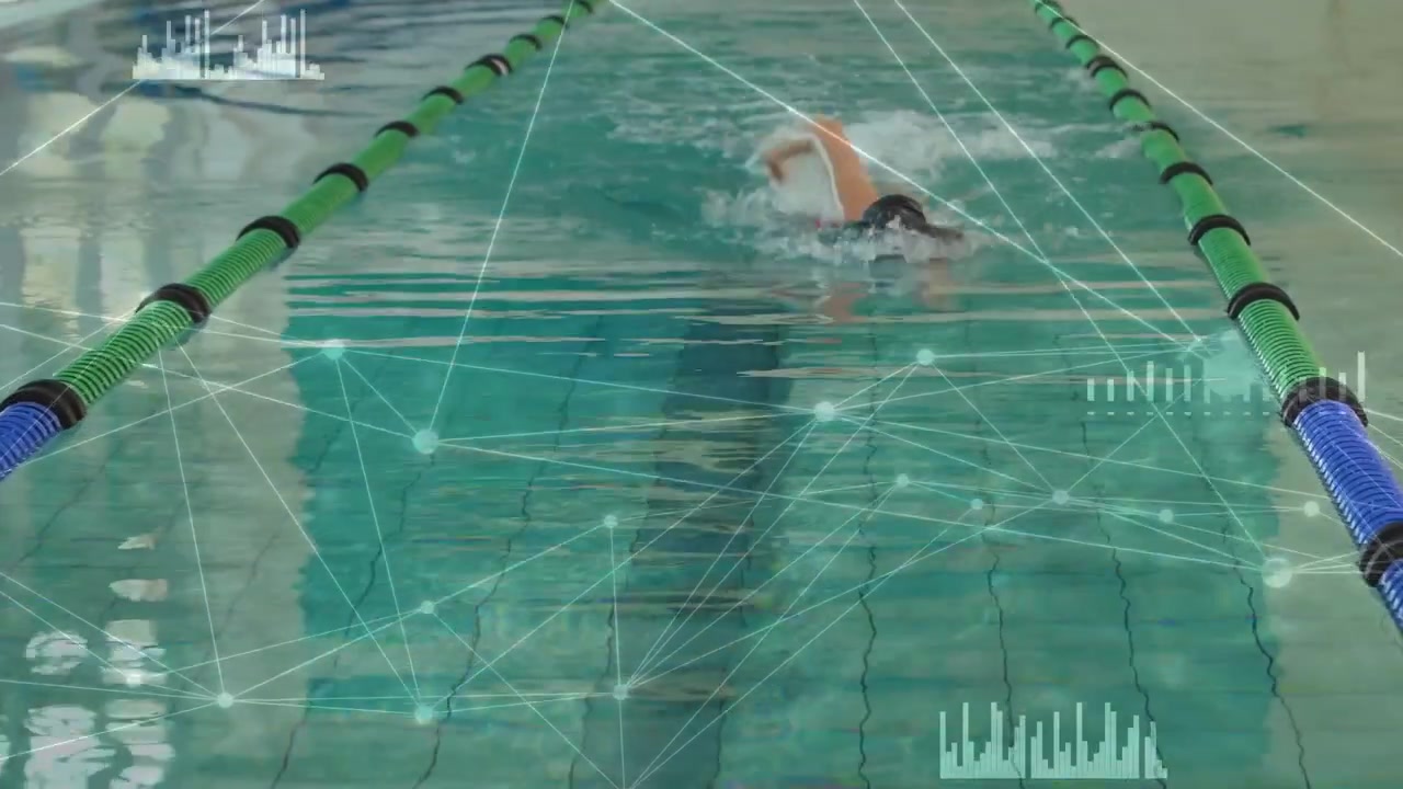 Schwimmerin stößt sich von der Wand ab, bewegt sich entlang der Leinen, spritzt Wasser und passiert ein HUD für Fitness.