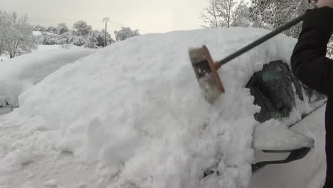 quitar la nieve de un coche en invierno