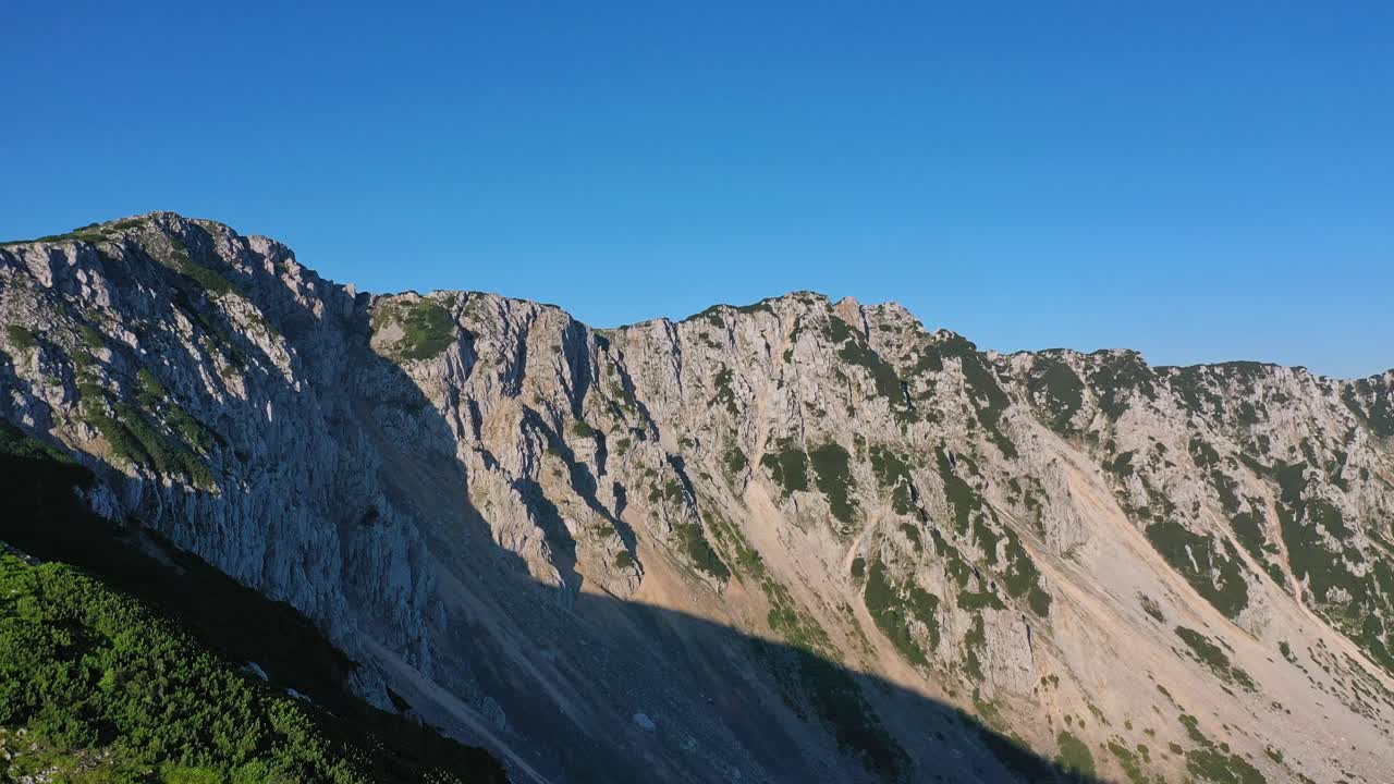 vista aérea de la cordillera montañosa en unterort, austria