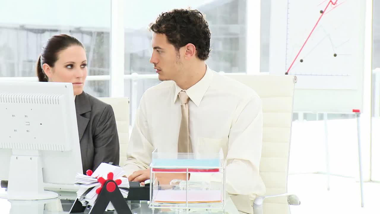 colegas unidos trabajando en una computadora