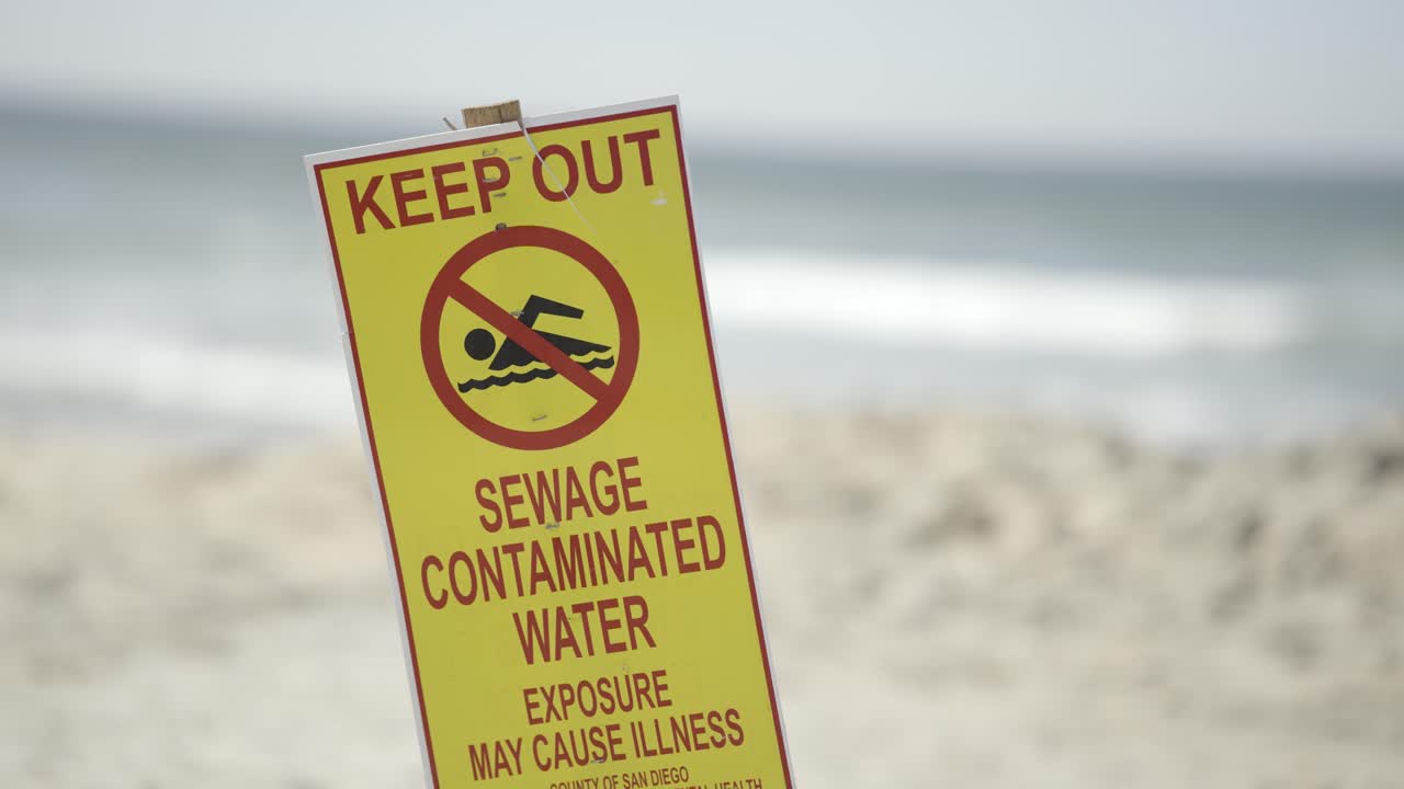 임페리얼 비치 캘리포니아 화창한 날에 하수 오염된 물을 조심하십시오 - 슬로우 모션을 닫습니다