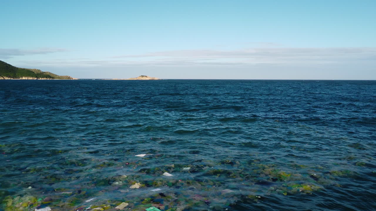 아름답고 슬픈 파노라마가 베트남의 바닷물 위에 열립니다:플라스틱 먼지가 수면에 떠 있습니다