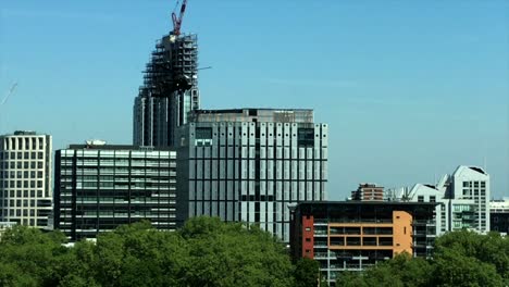 el helicóptero apache ah-64 aterriza con precisión entre los edificios de la ciudad en la honorable compañía de artillería una base militar del centro de londres y en un campo de fútbol