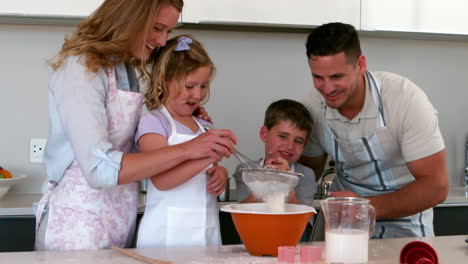 Eltern-Backen-Mit-Ihren-Kindern