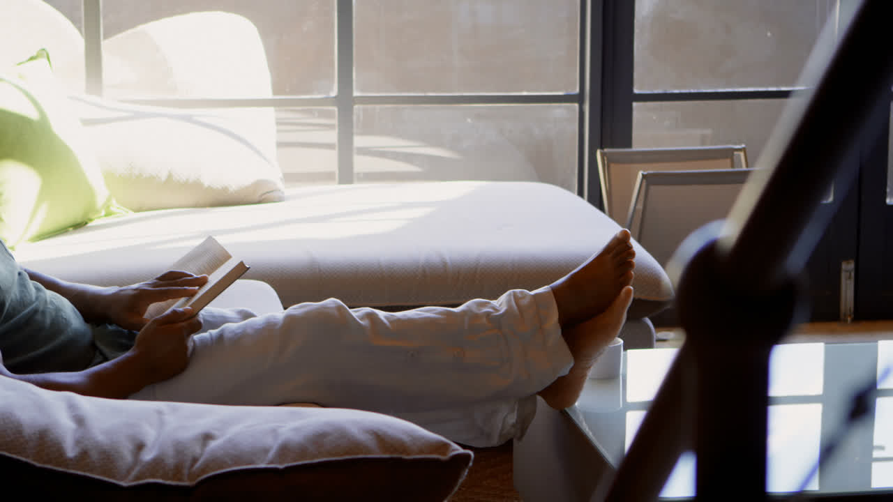 거실 4k에서 책을 읽는 고위 남성