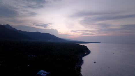 Una-Suave-Y-Fresca-Niebla-Azul-Se-Extiende-Sobre-La-Isla-Costera-Del-Bosque-Tropical-Y-El-Océano-Al-Atardecer