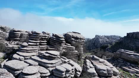 volando con un dron por el paraje natural del torcal, zona kárstica situada en antequera en la provincia de malaga, españa