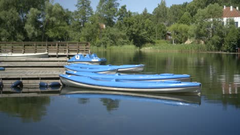 kayak azul sin gente en la orilla