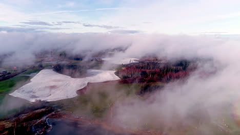 Misterioso-Vuelo-De-Drones-A-Través-De-Nubes-Sobre-Tierras-De-Cultivo-Con-Nieve-Derretida