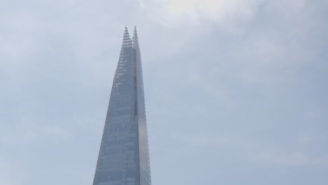 El-Edificio-Shard-En-Londres,-Reino-Unido,-Contra-El-Cielo-Azul