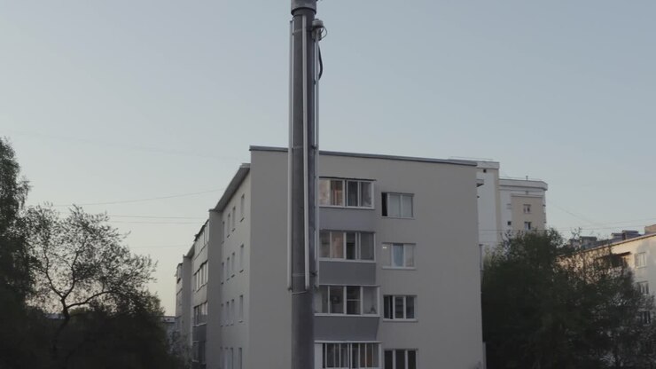 Paisagem urbana com edifícios e uma antena em poste