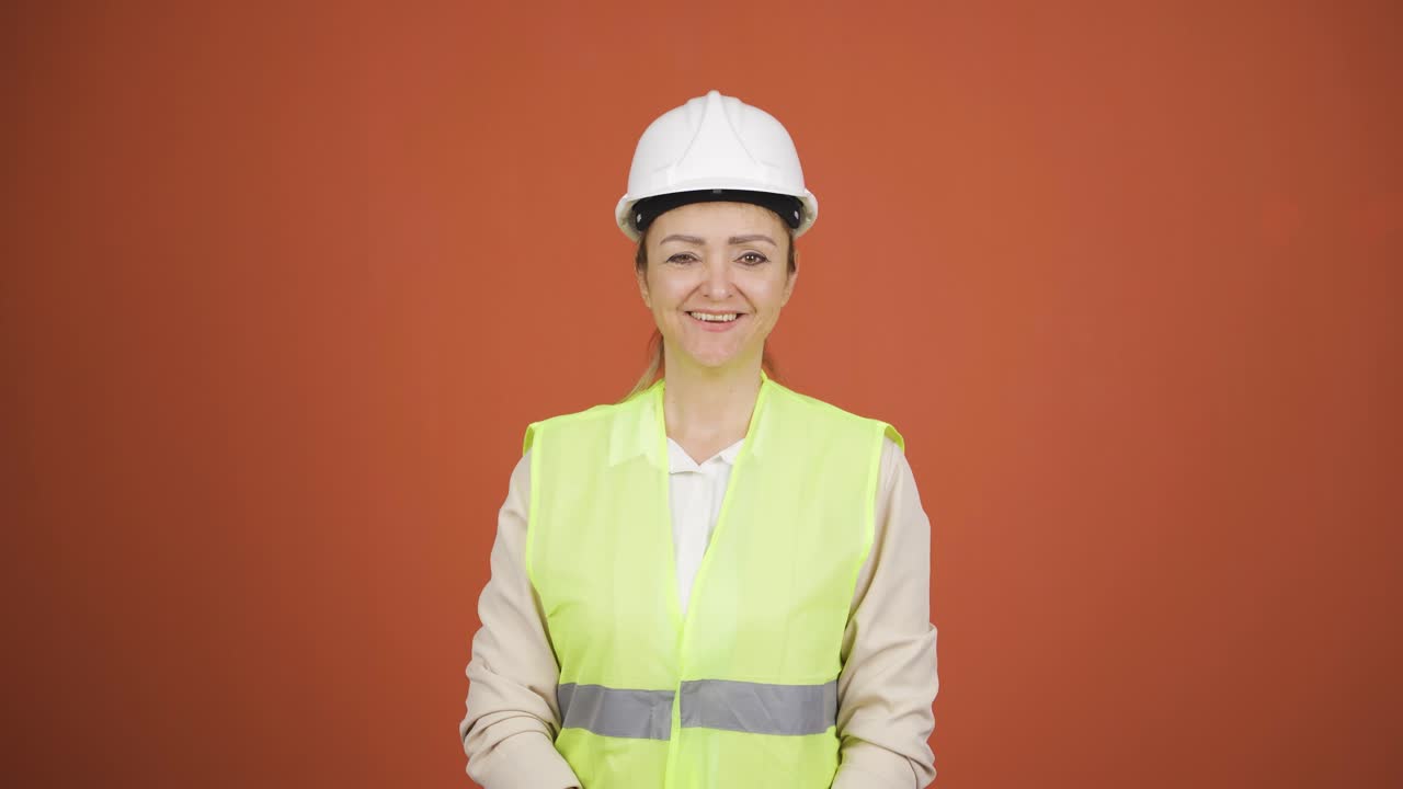 el ingeniero con un casco y sonriendo.