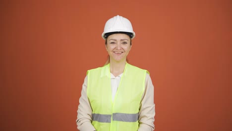 el ingeniero con un casco y sonriendo.