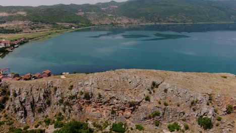 plataforma rodante aérea - península de lin y pueblo en el lago ohrid, albania