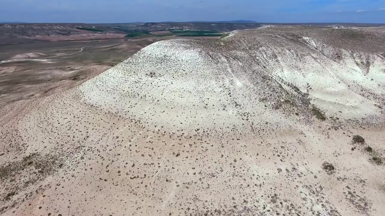 Vista aerea di un paesaggio desertico arido con colline ondulate