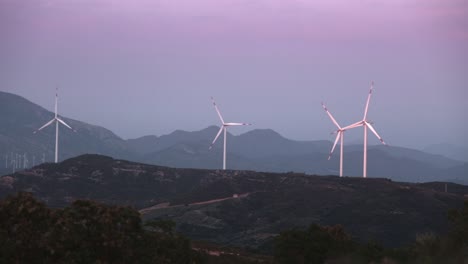 Rotierende-Windkraftanlagen-Auf-Der-Türkischen-Halbinsel-Datça-In-Der-Dämmerung