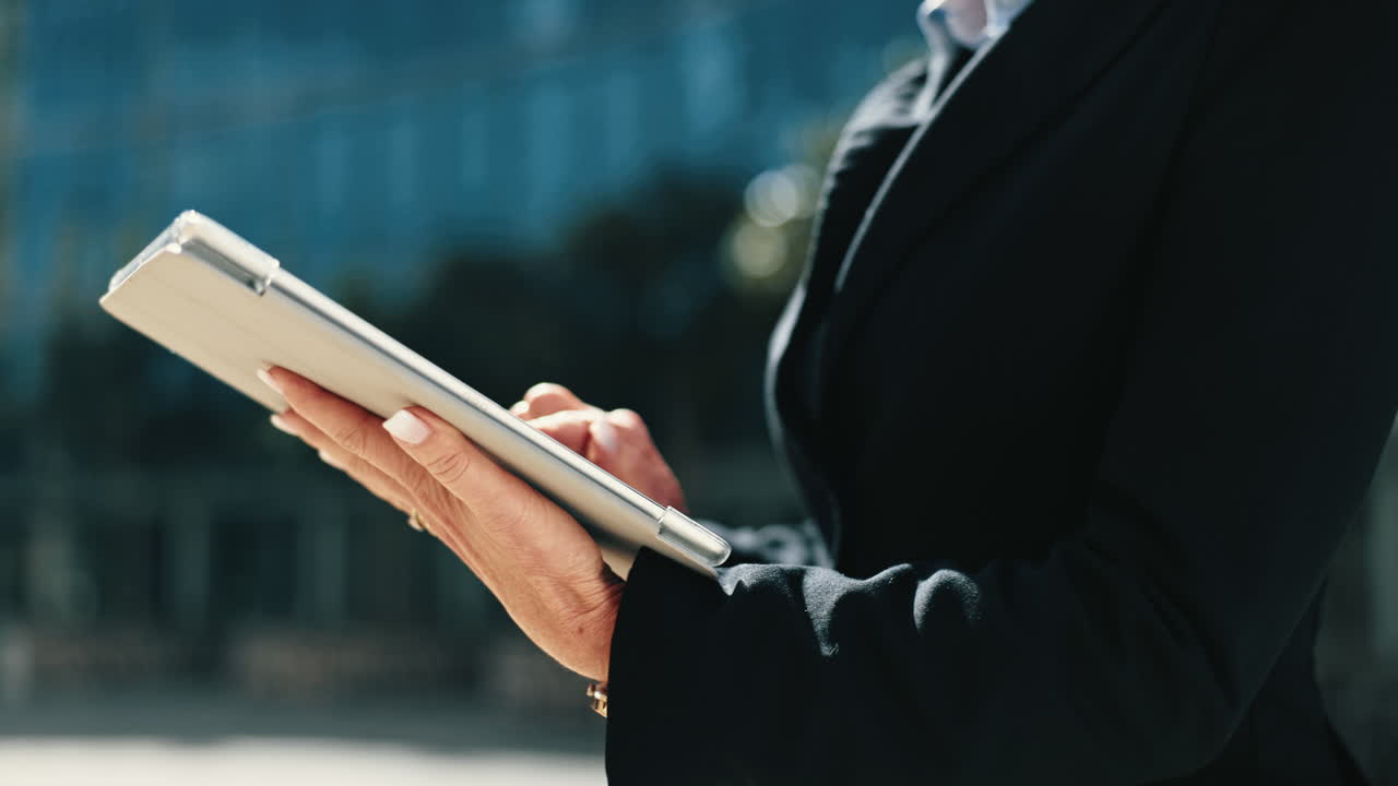 태블릿, 손 타이핑 및 도시에서 전문