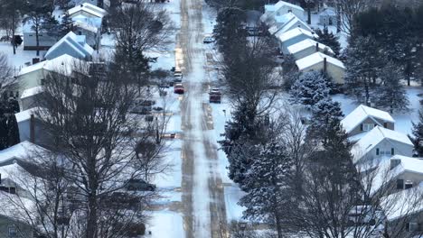 calle principal congelada en el barrio americano después de una noche fría y helada en invierno