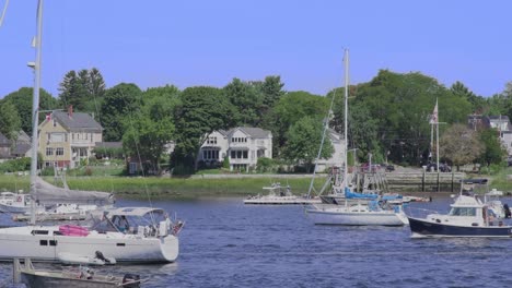 Boats-moored-and-idling--in-Newburyport-harbor-marina-3