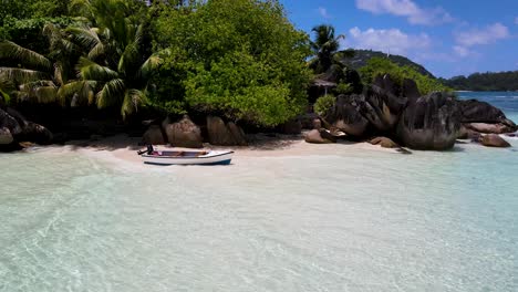 Seychelles-La-Digue-Bote-De-Remos-En-La-Isla-Drone1.mp4