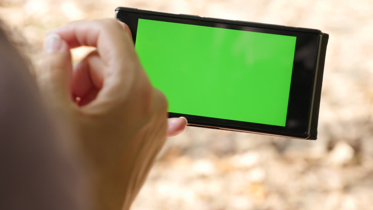 en la naturaleza y los primeros tiempos de otoño mujer usando teléfono inteligente