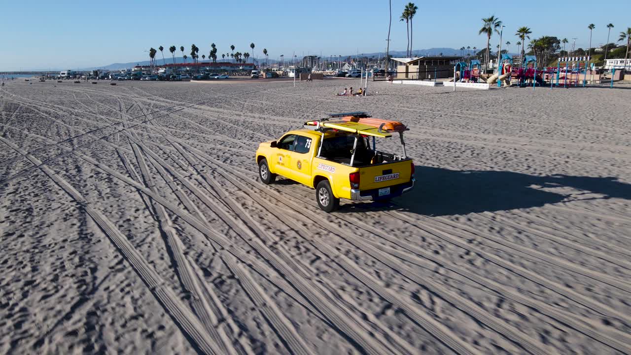 крупным планом спасатели из оушенсайда едут по пляжу в порту оушенсайда