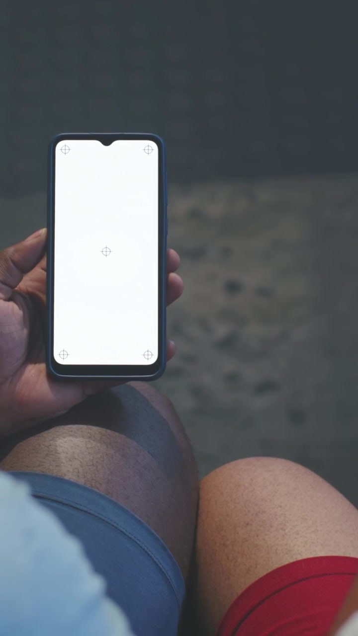 Video verticale: Uomo che si muove e sposta il telefono sulle ginocchia su una panchina, condividendo lo schermo, mostrando una band e un orologio.