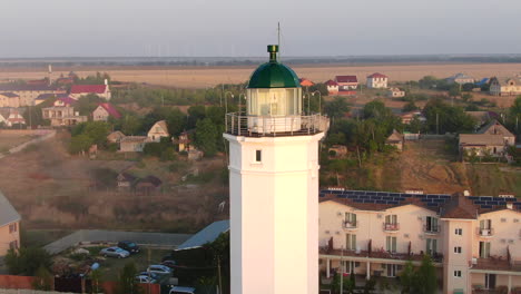 Un-Hermoso-Faro-En-La-Orilla-Del-Mar