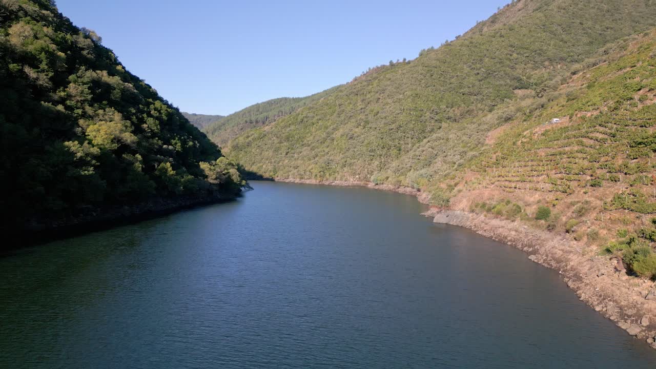 드론은 실 캐니언, 갈리시아 우렌세 스페인을 따라 날아갑니다. 강 위에 강한 그림자가  ⁇ 아집니다.