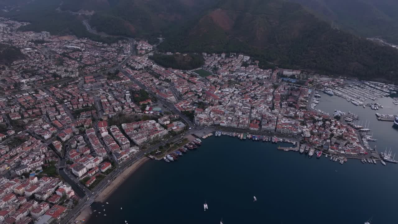 Veduta aerea dell'alba sulla marina di Marmaris e sullo skyline della città, Turchia