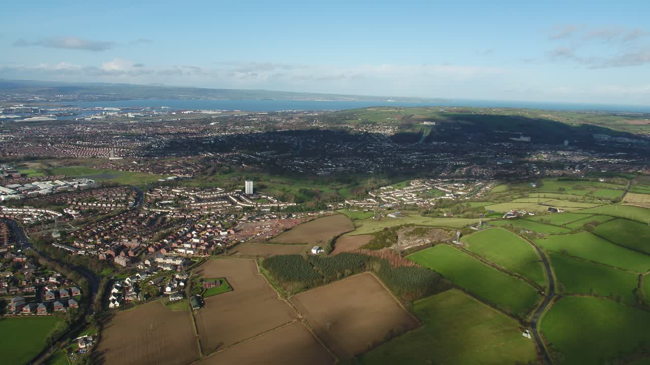 sobrevuelo aéreo del este de belfast desde el campo mirando hacia el centro de la ciudad o el centro