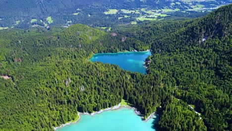 lago de fusine superior, alpes italianos. vuelos aéreos de aviones no tripulados.