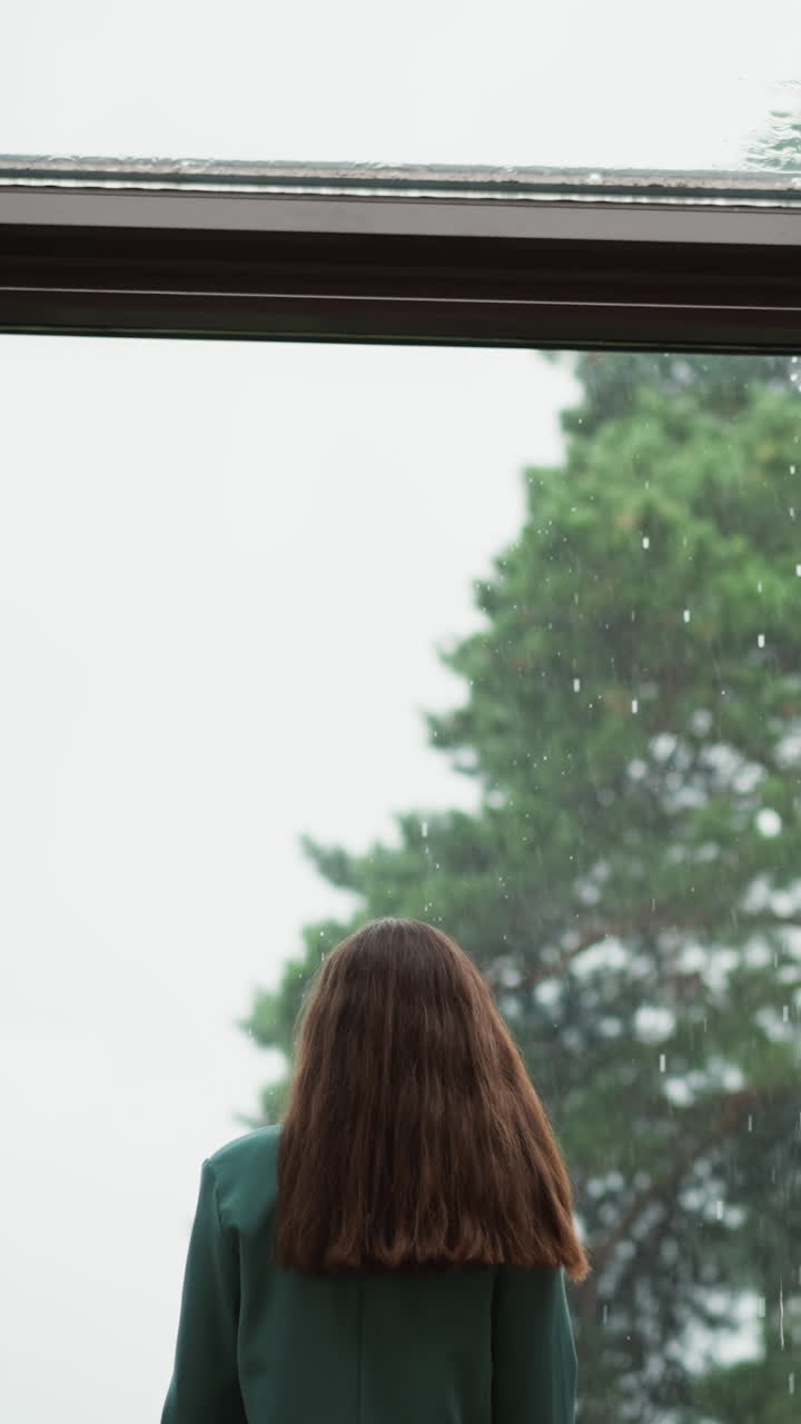 우울한 직원은 비를 쳐다보고, 우울증에 시달리는 여성은 직업 생활의 도전 속에서 위안을 찾기 위해 고군분투합니다.