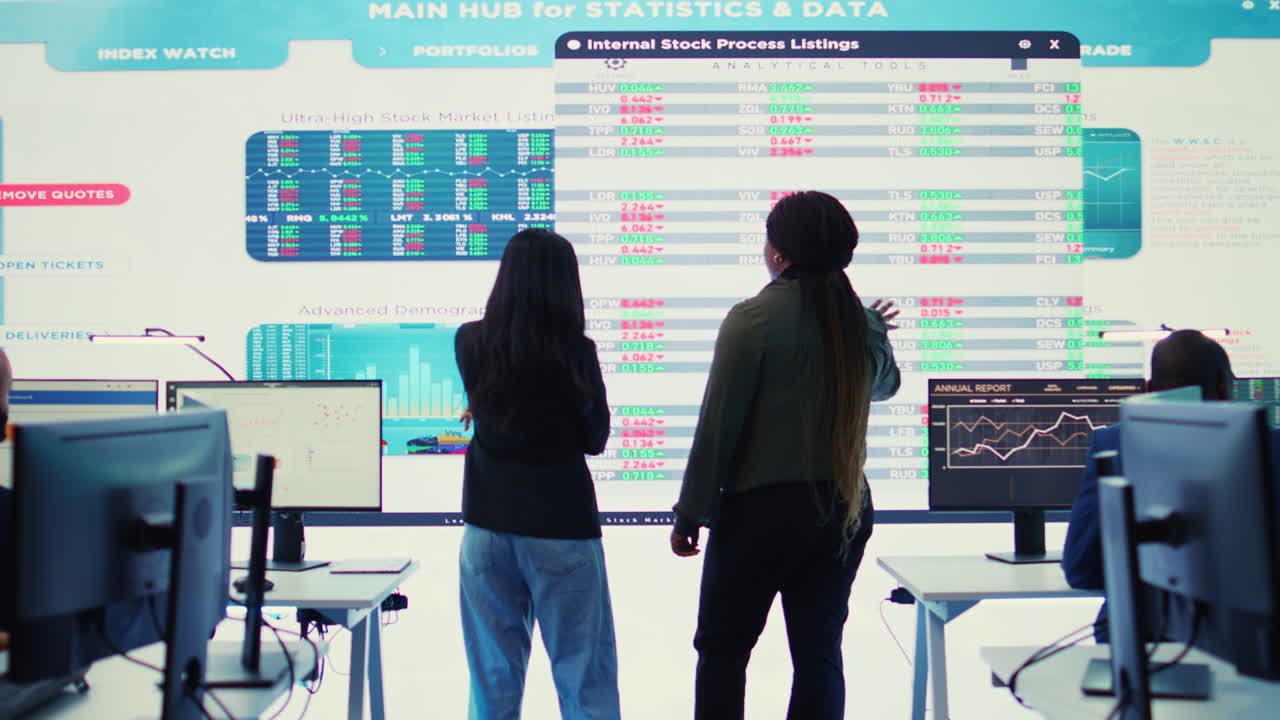 equipo diverso de analistas que examina los elementos mensuales de costes e ingresos