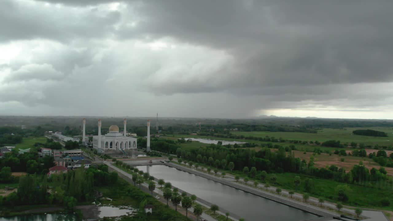 la cámara de avión no tripulado paisaje puesta de sol en la mezquita de la provincia de songkhla, tailandia. hermosa gran mezquita en el día de ramadán puesta de sol por la noche. video naturaleza color resolución 4k.