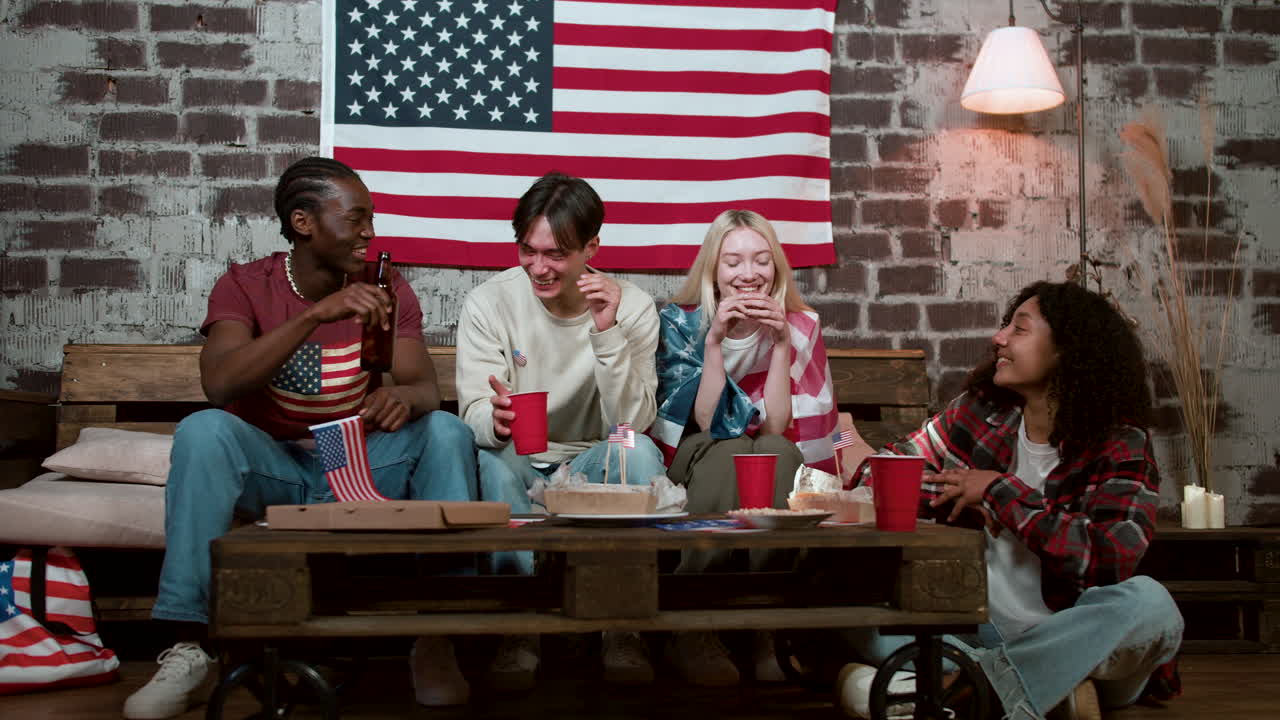 7월 4일을 축하하는 친구들