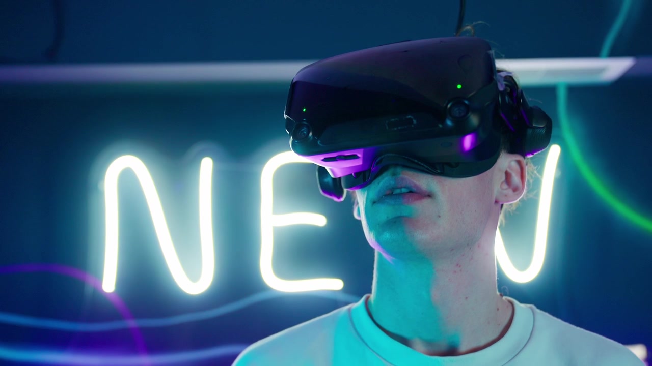 Giovane immerso nella realtà virtuale con le luci al neon