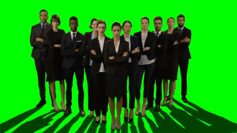equipo de empresarios de pie con los brazos cruzados