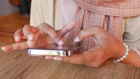 mujer usando teléfono móvil en un café