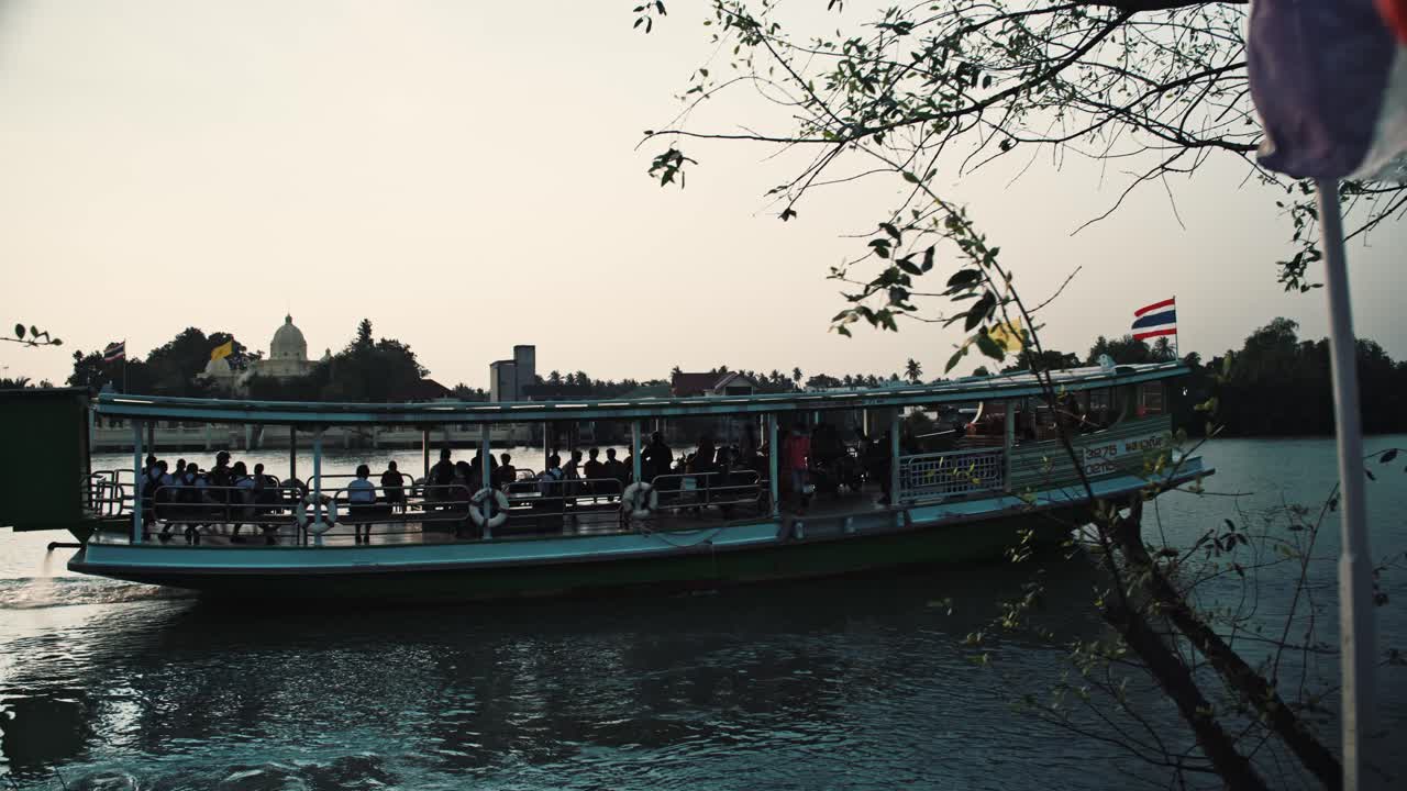 태국  ⁇ 발이  ⁇ 빛에 흔들리고 배가 배후에 도크를 떠나고 있습니다.