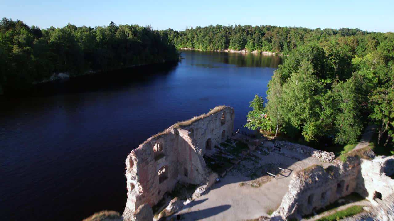 живописная съемка с дрона руин замка кокнесе далее