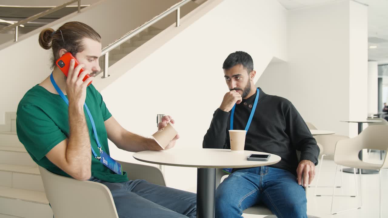 회의 커피 휴식 시간 에 토론 하는 사업가 들