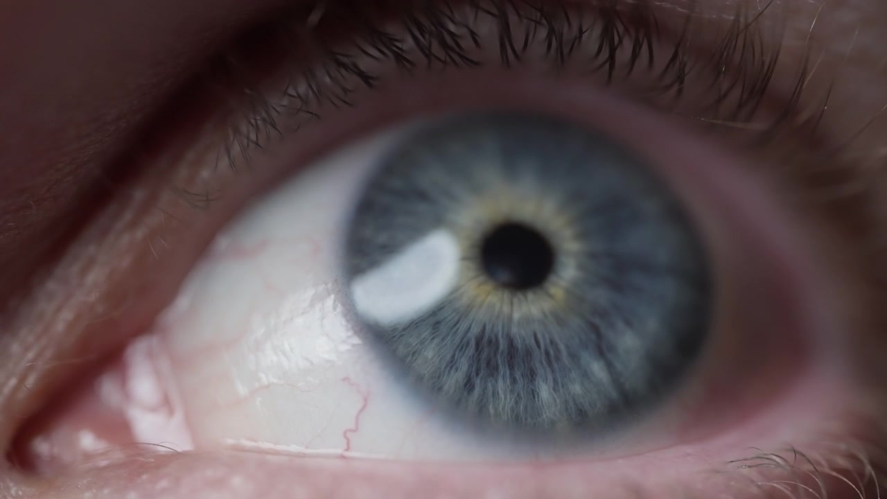 Occhio azzurro spalancato che guarda ai lati